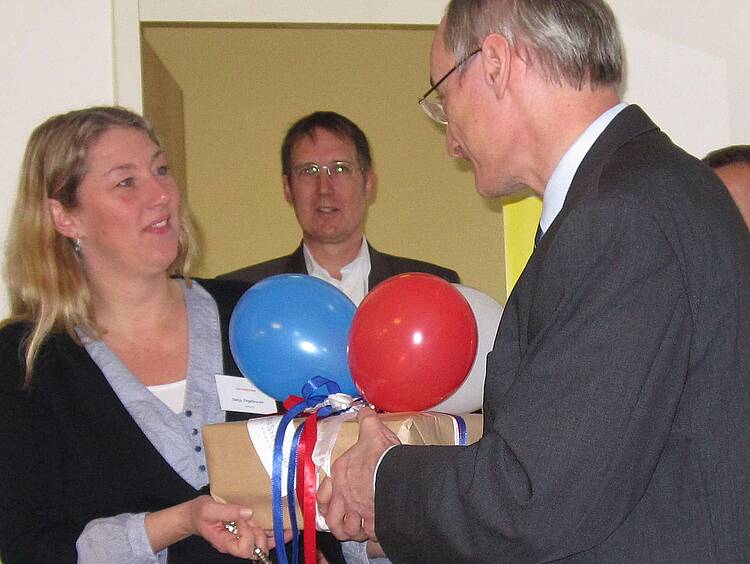 Foto der Übergabe des Buchpaketes der BürgerStiftung Region Ahrensburg an die Kita Haberkamp