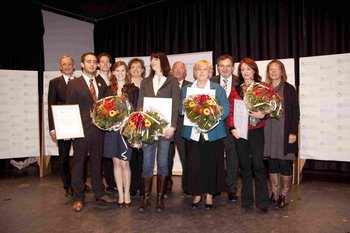 Foto der Preisträger mit der Jury und Minister Dr. Klug