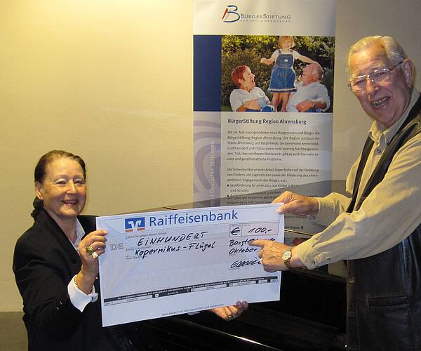 Foto mit Scheck der BürgerStiftung