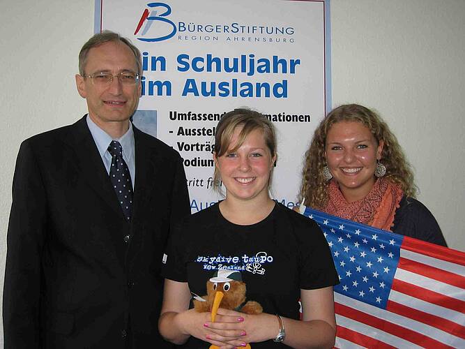 Dr. Michael Eckstein (BürgerStiftung), Leonie Schüler und Lena Hansen