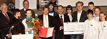 Dr. Garg und Kai Schubert (Raiba) übergeben den Preis