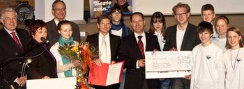 Dr. Garg und Kai Schubert (Raiba) übergeben den Preis