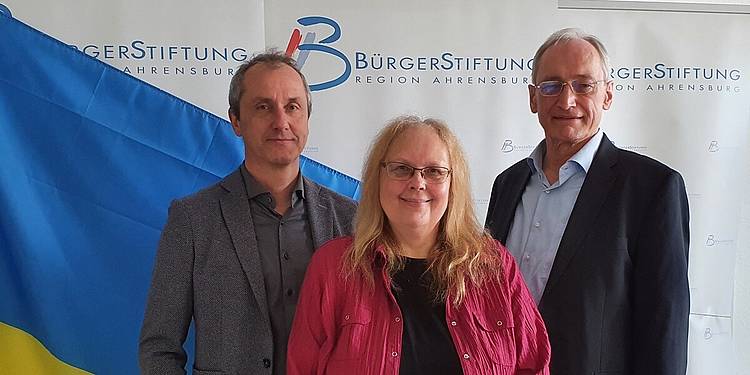 Dr. Horst Jurkschat, Carmen Lau und Dr. Michael Eckstein engagieren sich für die Menschen aus der Ukraine (Foto: BürgerStiftung Region Ahrensburg)