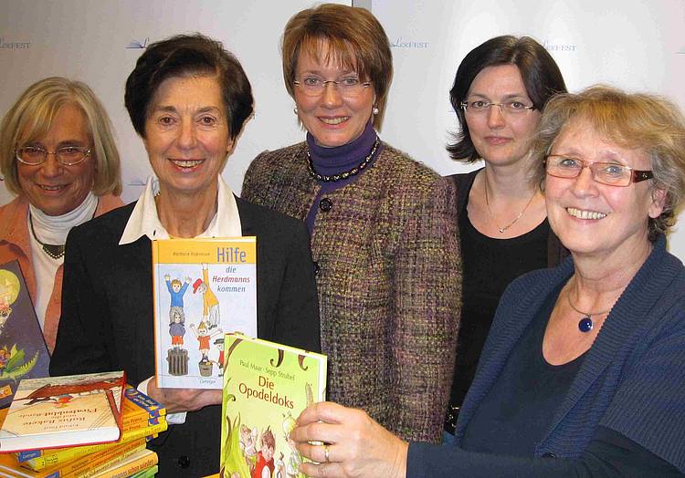 Übergabe der Bücherspende an die BürgerStiftung