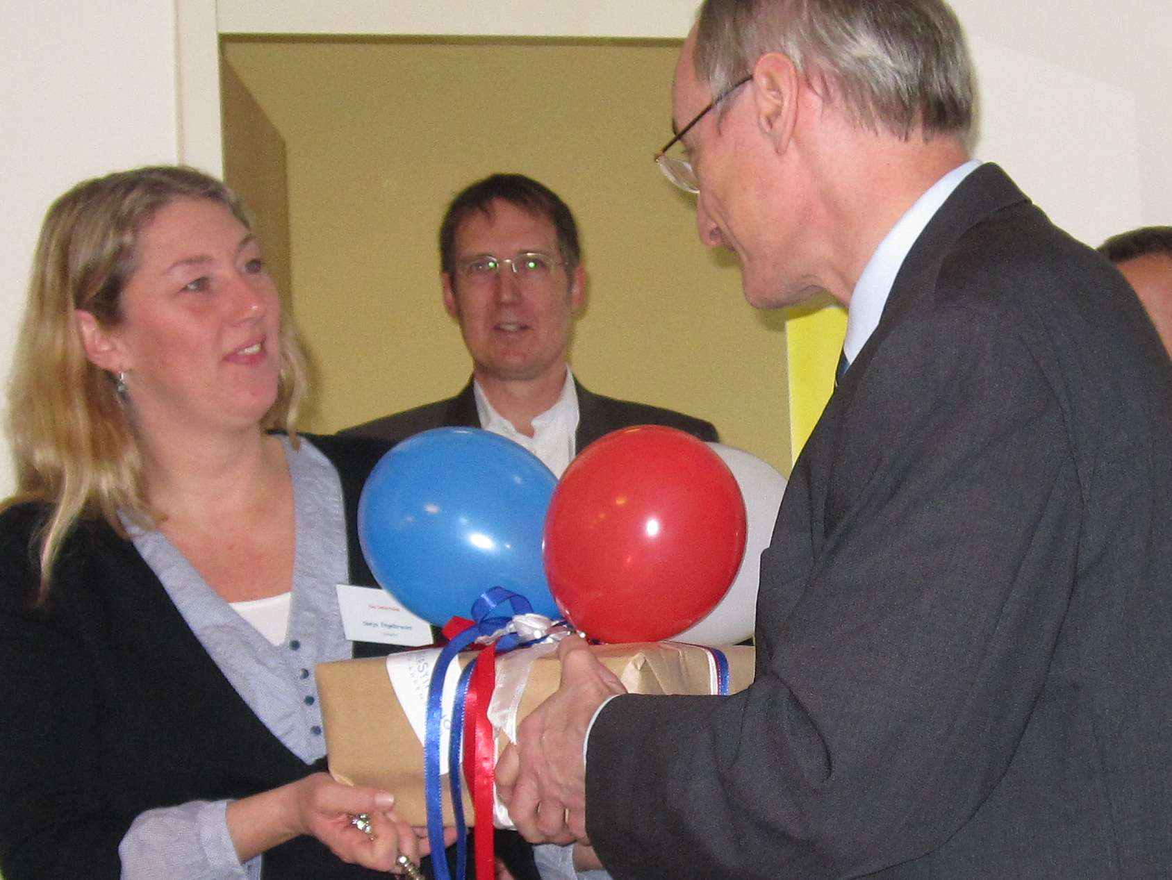 Foto der Übergabe des Buchpaketes der BürgerStiftung Region Ahrensburg an die Kita Haberkamp