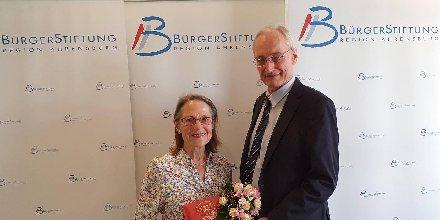 Dr. Michael Eckstein dankt Ursula Tost für ihren Einsatz