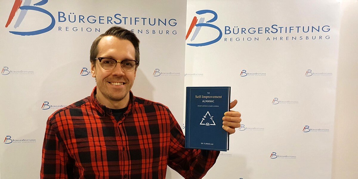 Dr. Florian Lau mit seinem Buch „The Self-Improvement Almanac“