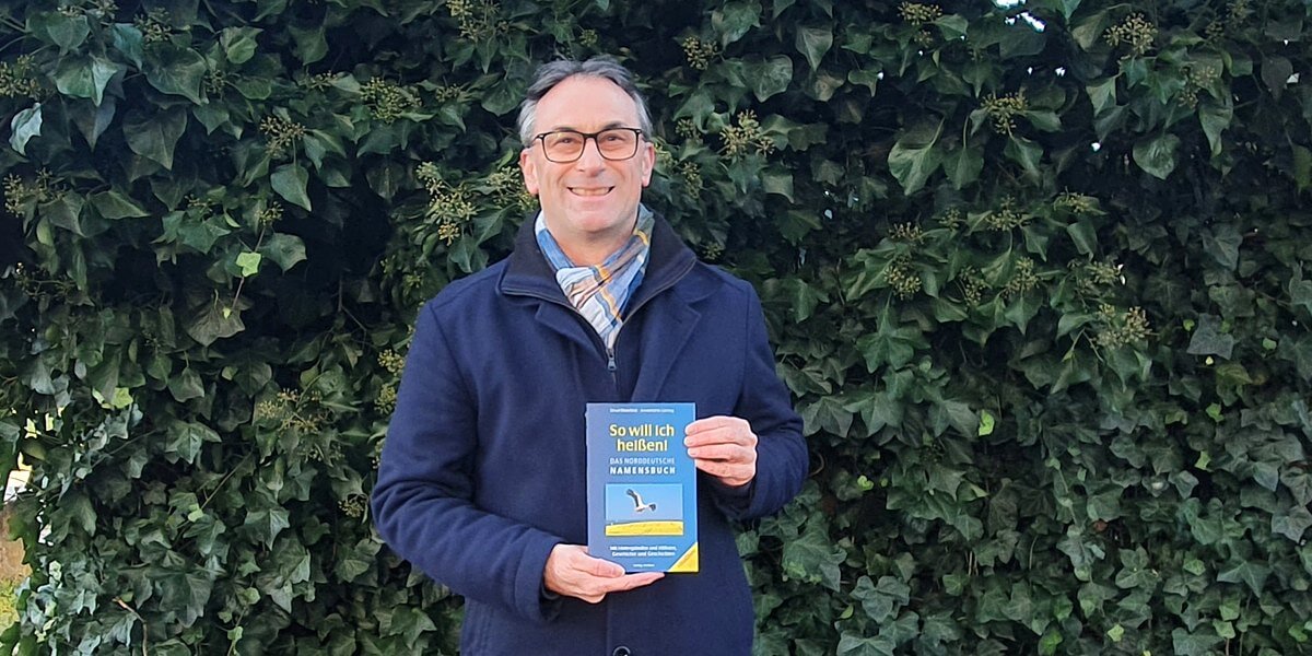  Knud Bielefeld mit seinem Buch „So will ich heißen – das Norddeutsche Namensbuch“