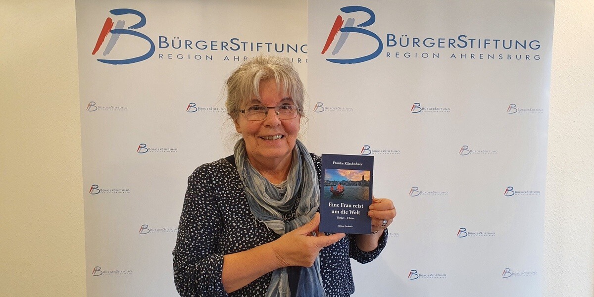 Frauke Kässbohrer mit ihrem Buch „Eine Frau reist um die Welt – Türkei, China“ 