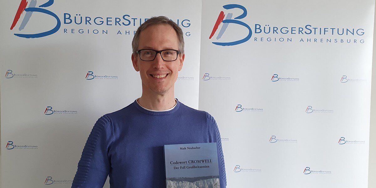 Maik Neubacher mit seinem Buch „Codewort CROMWELL – Der Fall Großbritannien“
